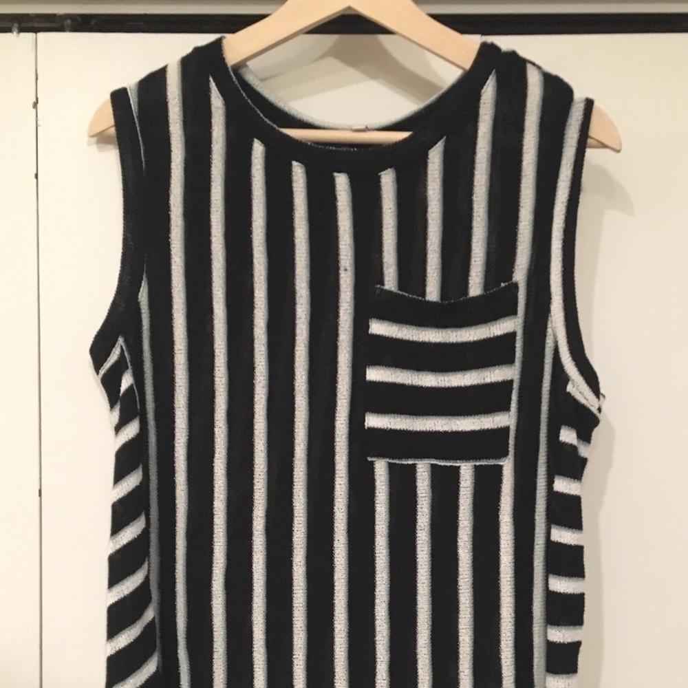 Splendid vertical striped “mussel tank”